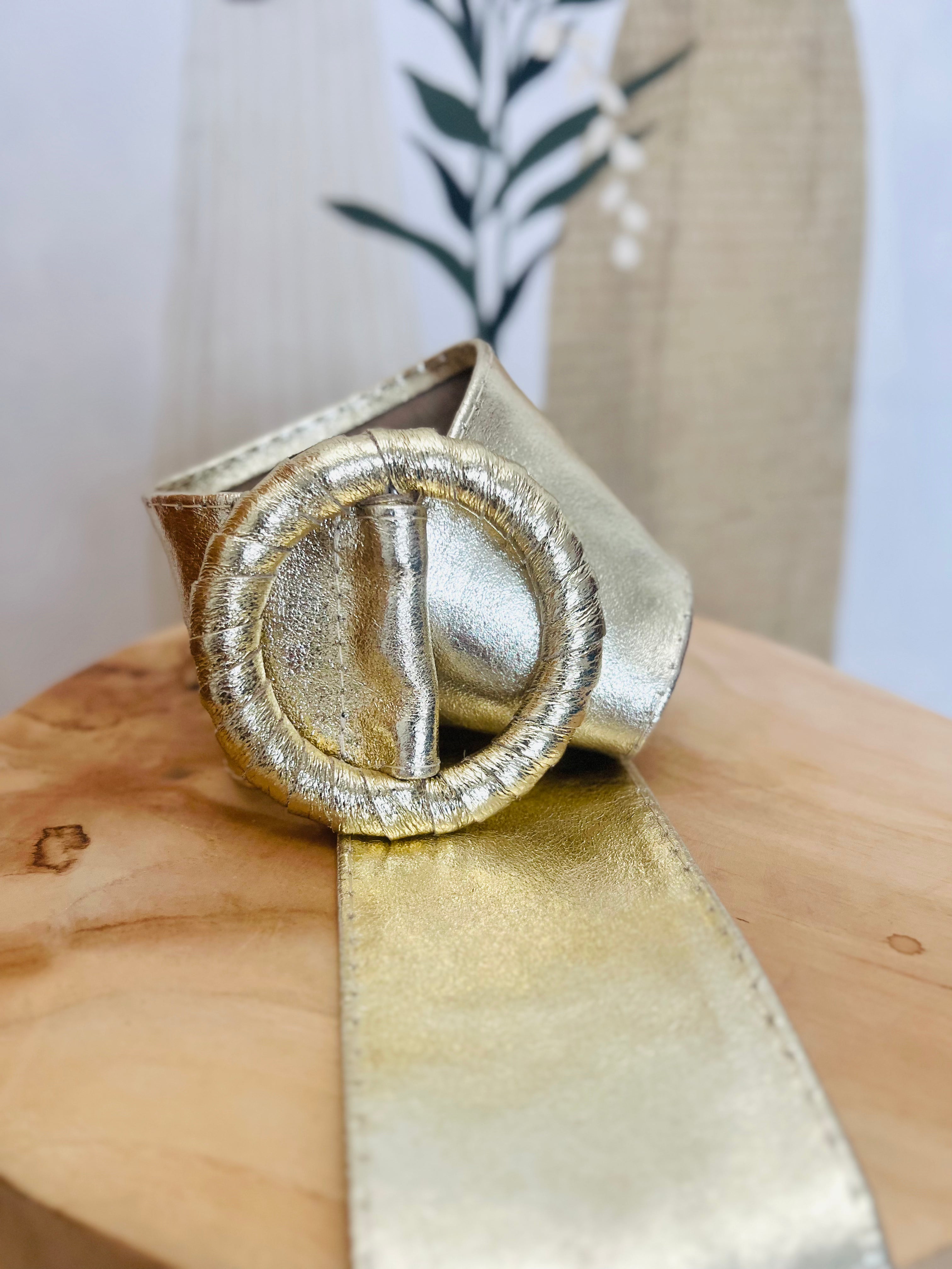 Goldfarbener Ledergürtel