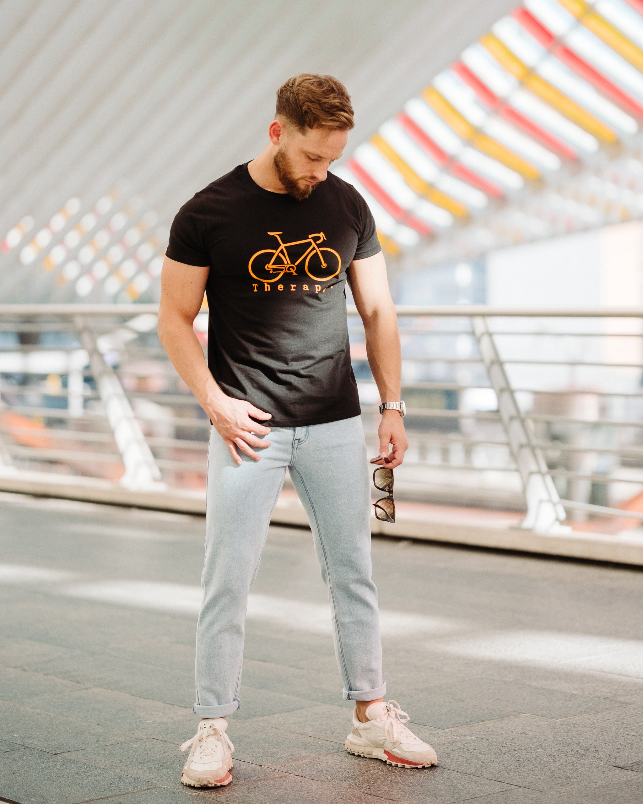 Schwarzes T-Shirt „BIKE THERAPY“.