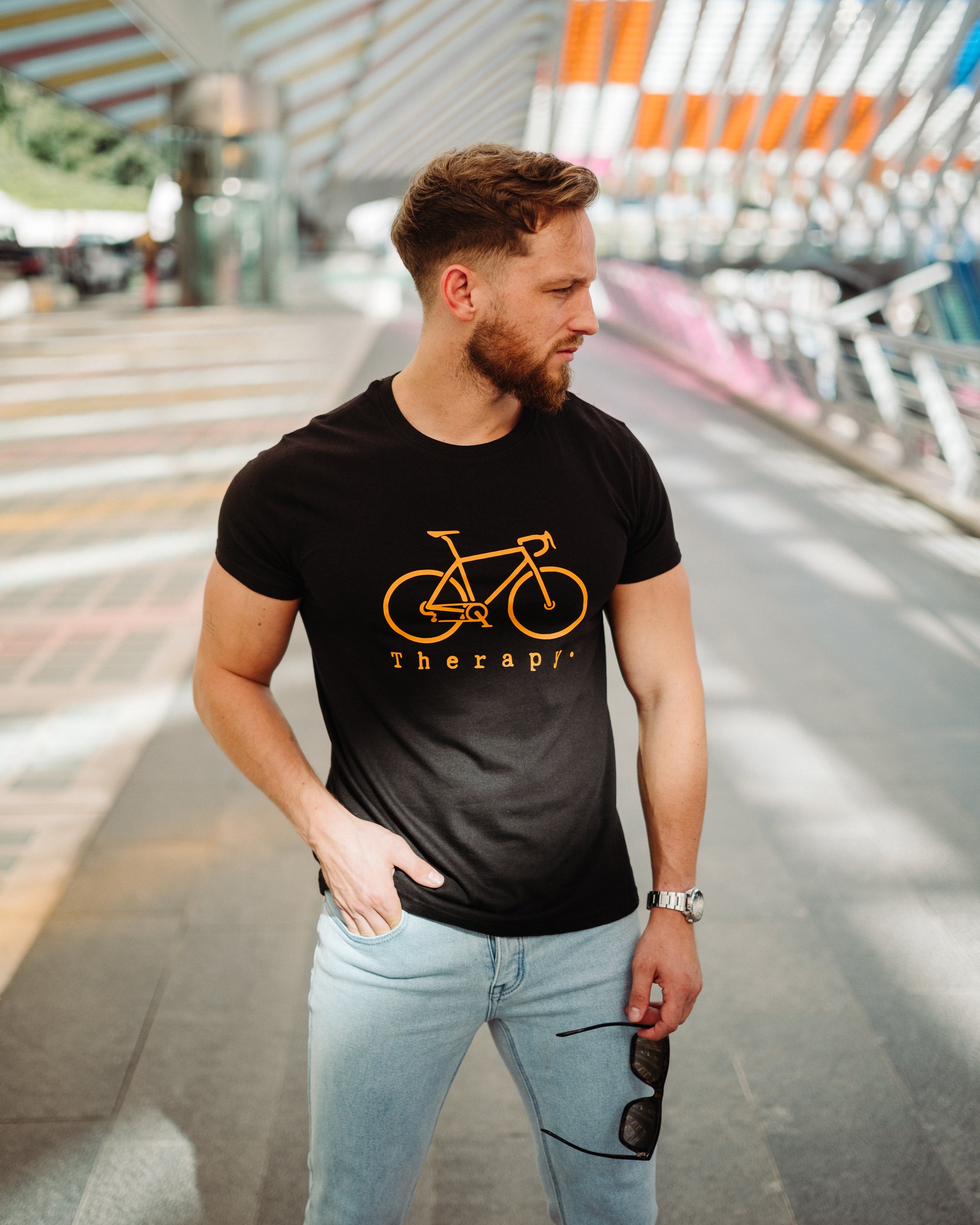 Schwarzes T-Shirt „BIKE THERAPY“.