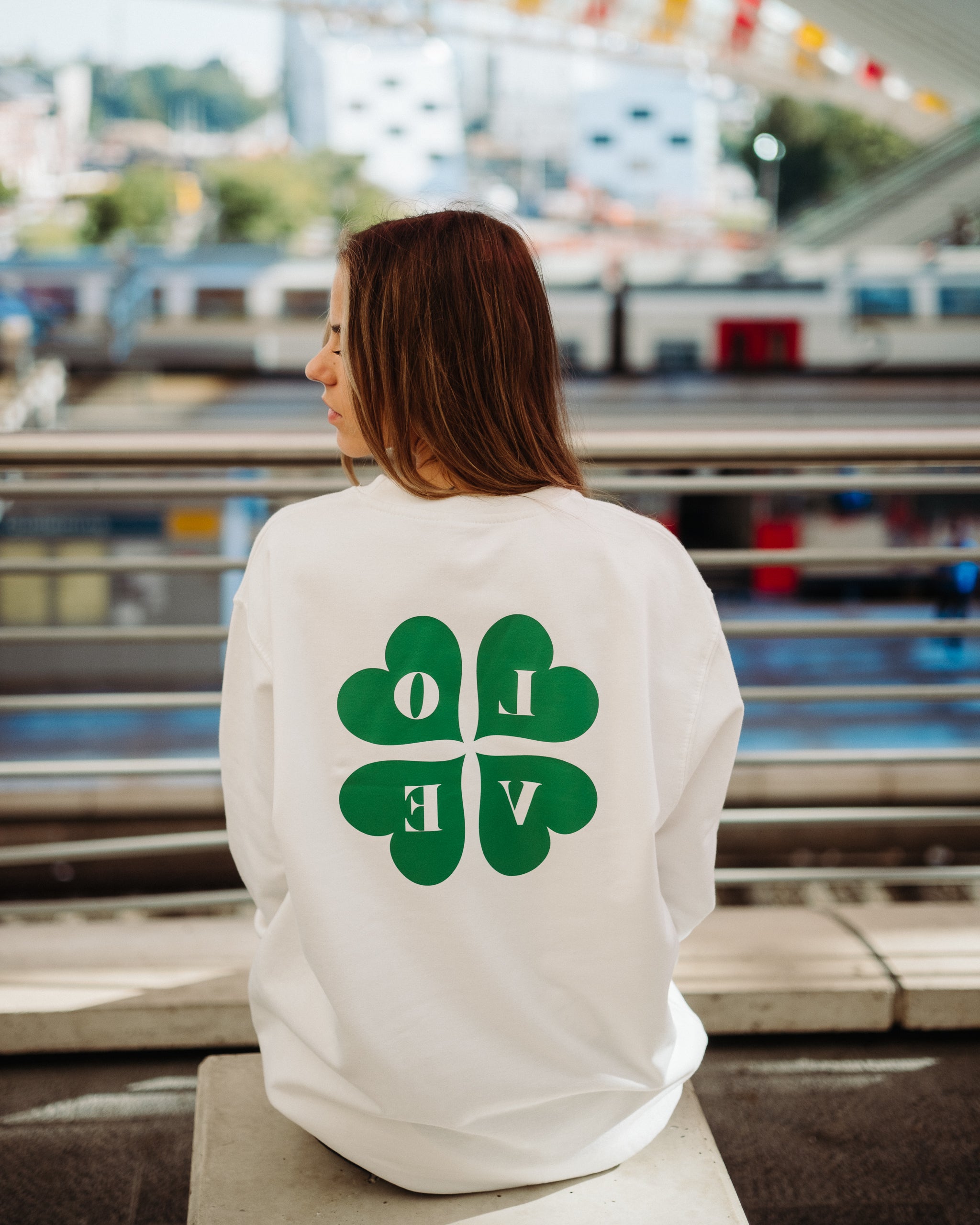 Grünes LOVE-Sweatshirt