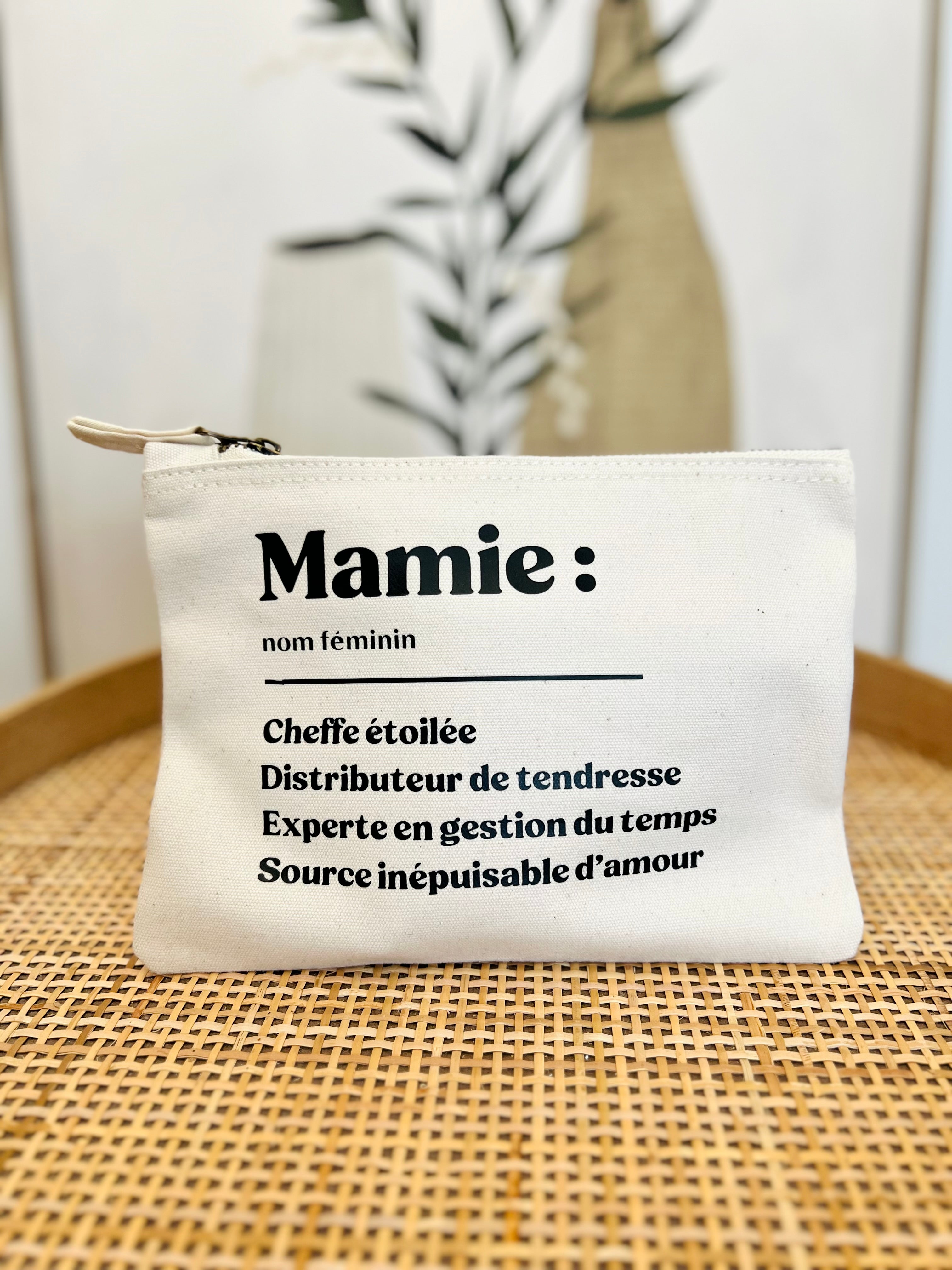 Pochette MAMIE: cheffe étoilée, distributeur de tendresse, experte...