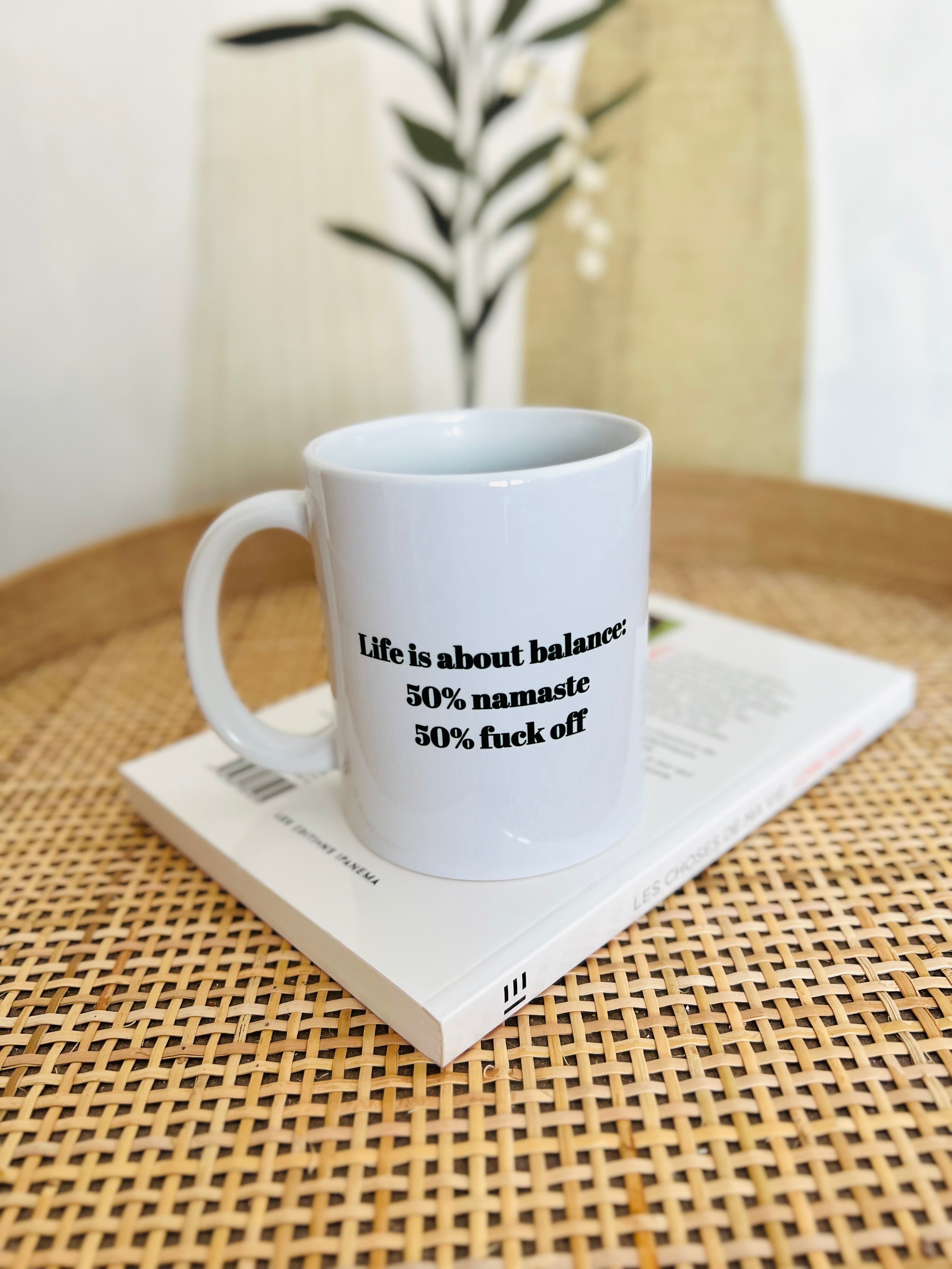 Tasse Im Leben geht es um das Gleichgewicht: 50 % NAMASTE, 50 % FUCK OFF