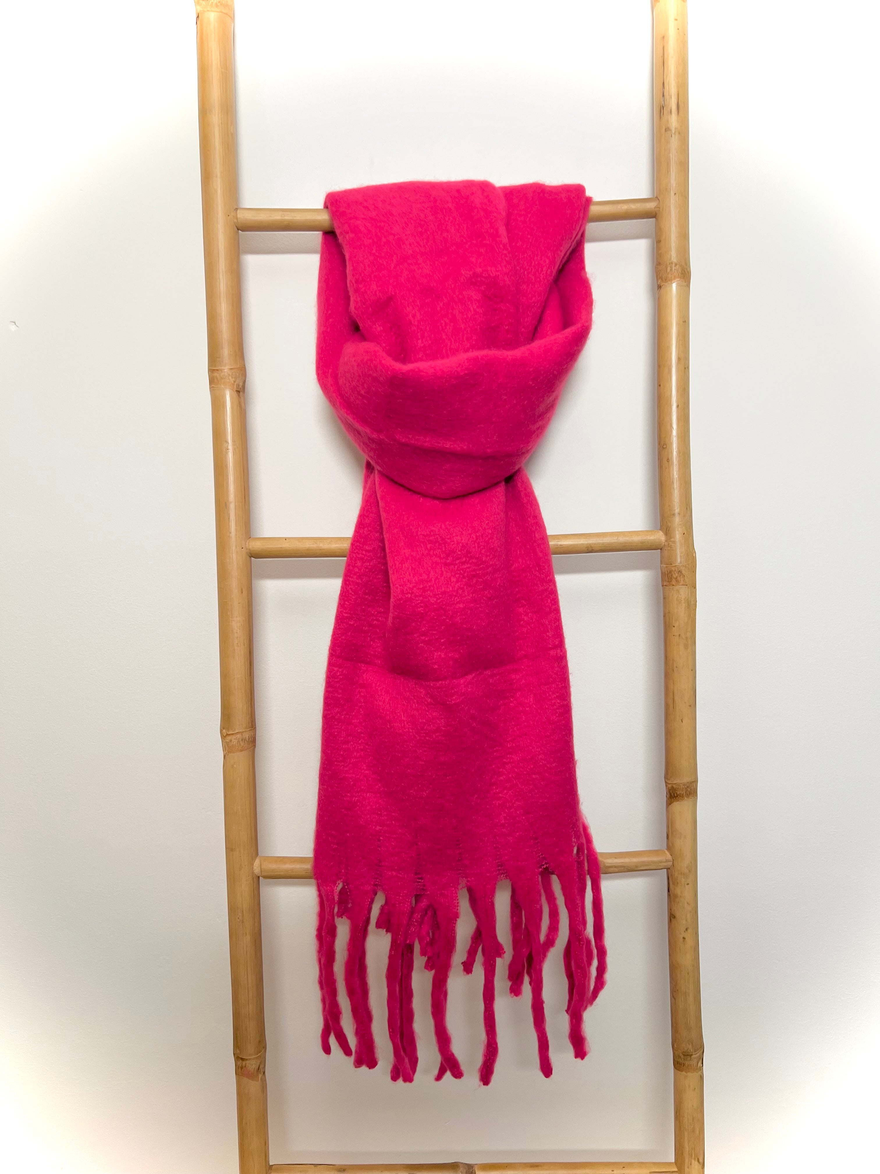Écharpe recyclée rose fuchsia avec franges