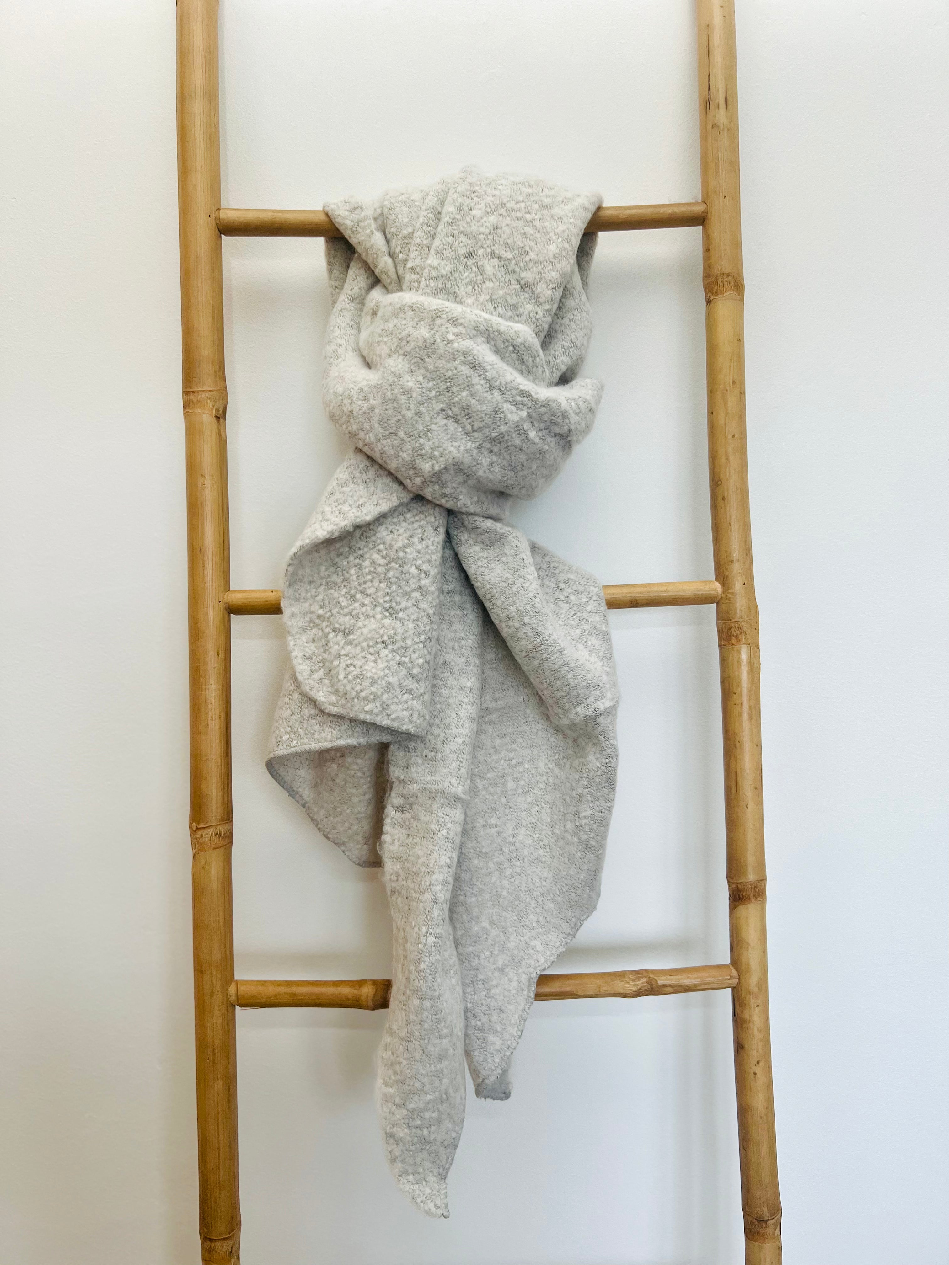 Grijze gerecyclede sjaal