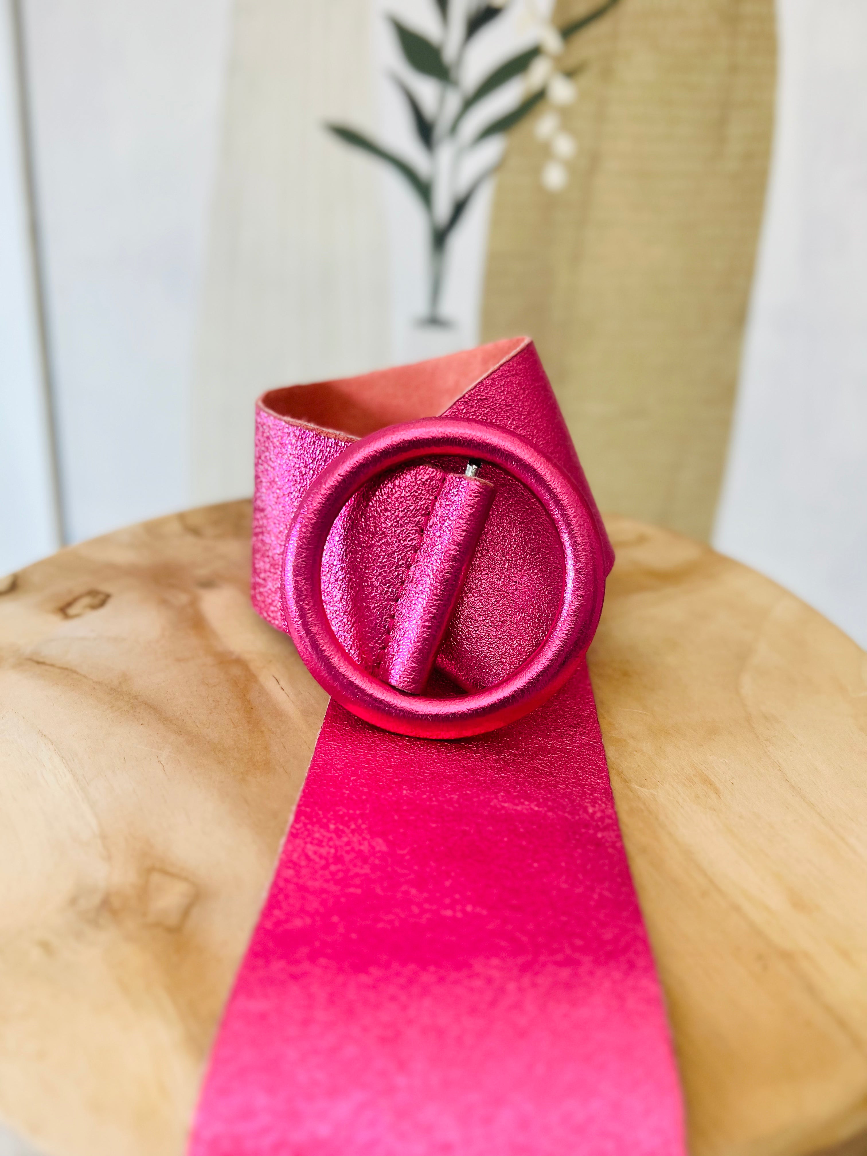 Glitzernder fuchsiafarbener Ledergürtel