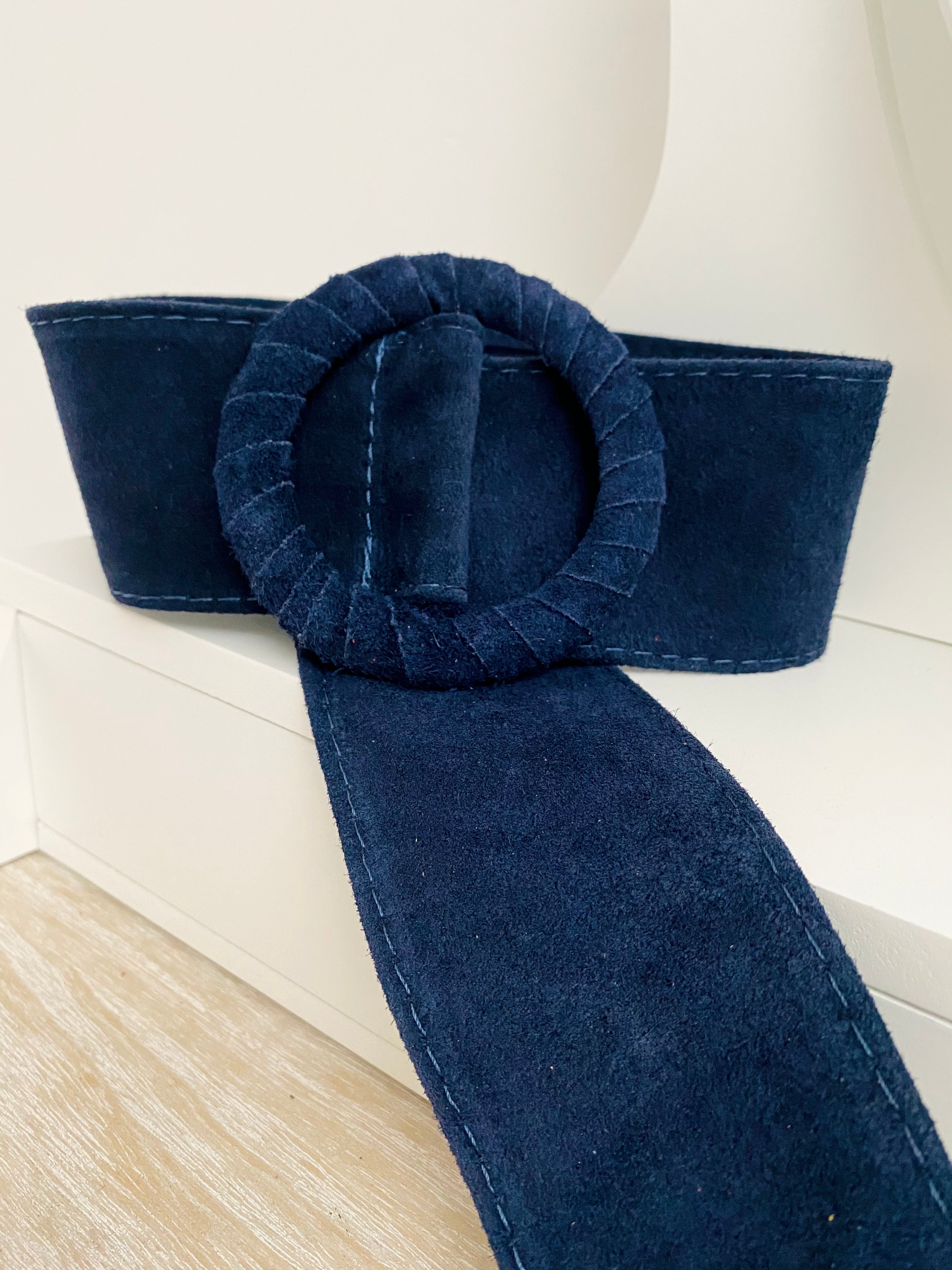 Marineblauer Ledergürtel