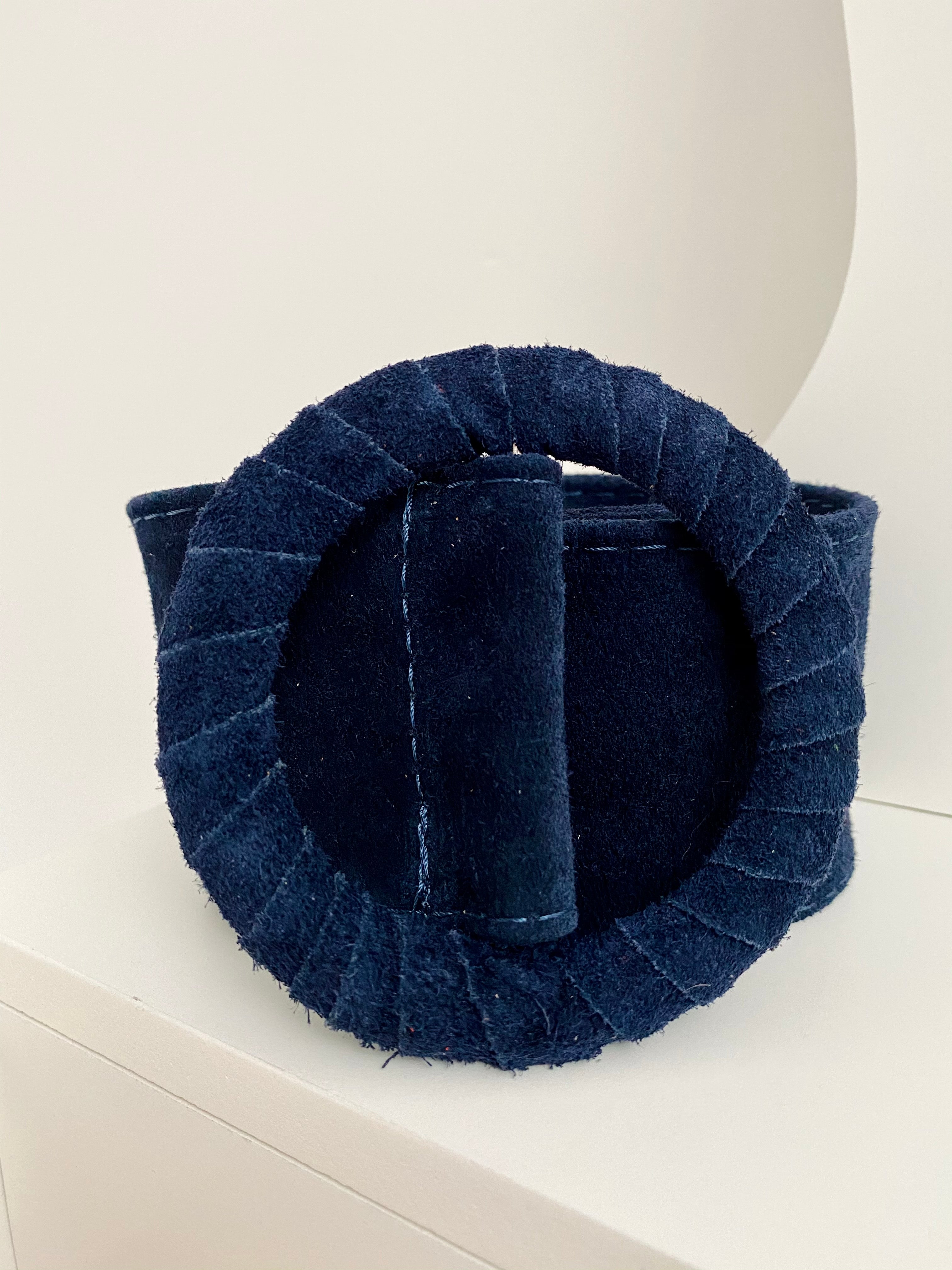 Marineblauer Ledergürtel