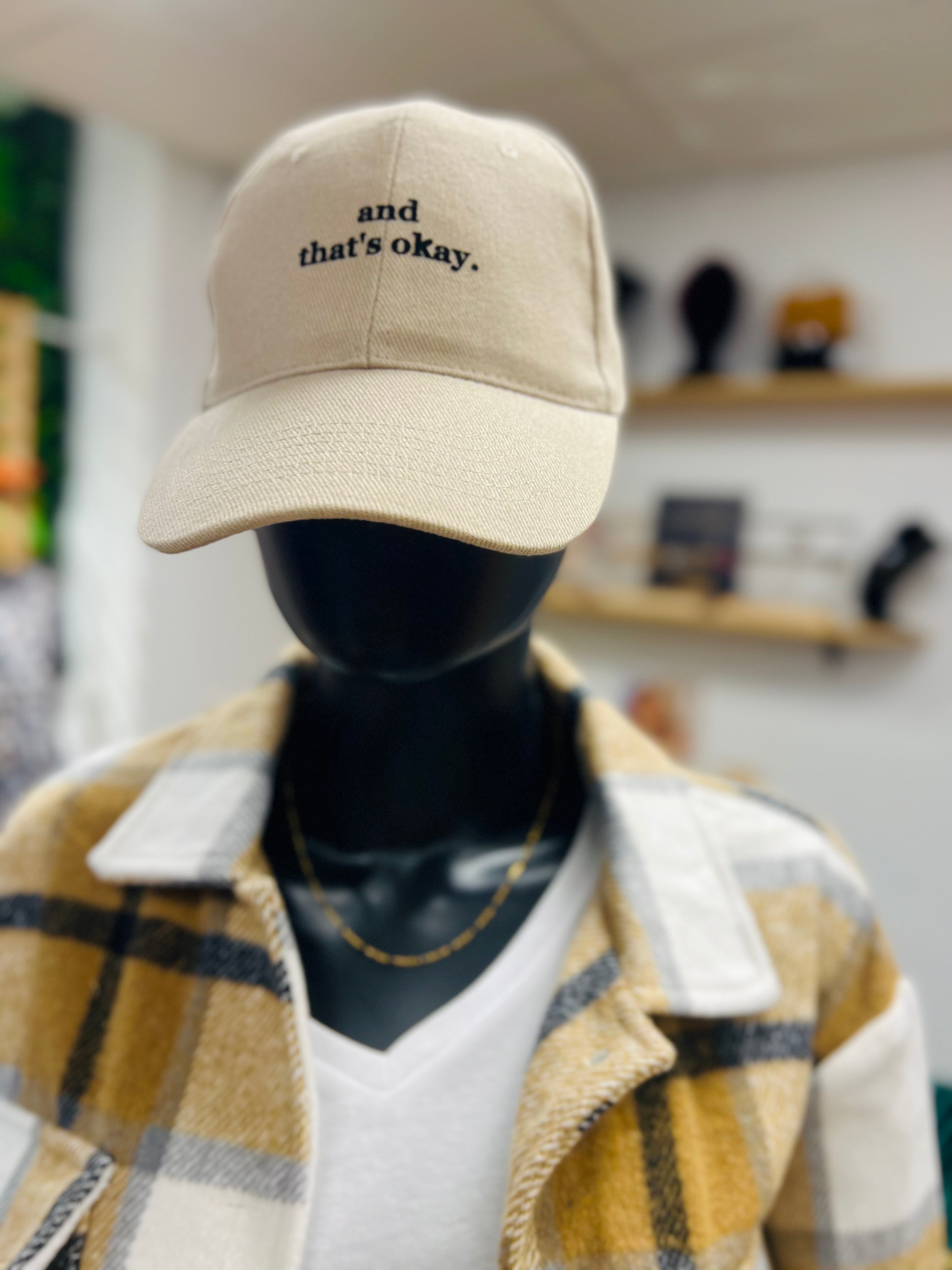 UND DAS IST OKAY Mütze beige