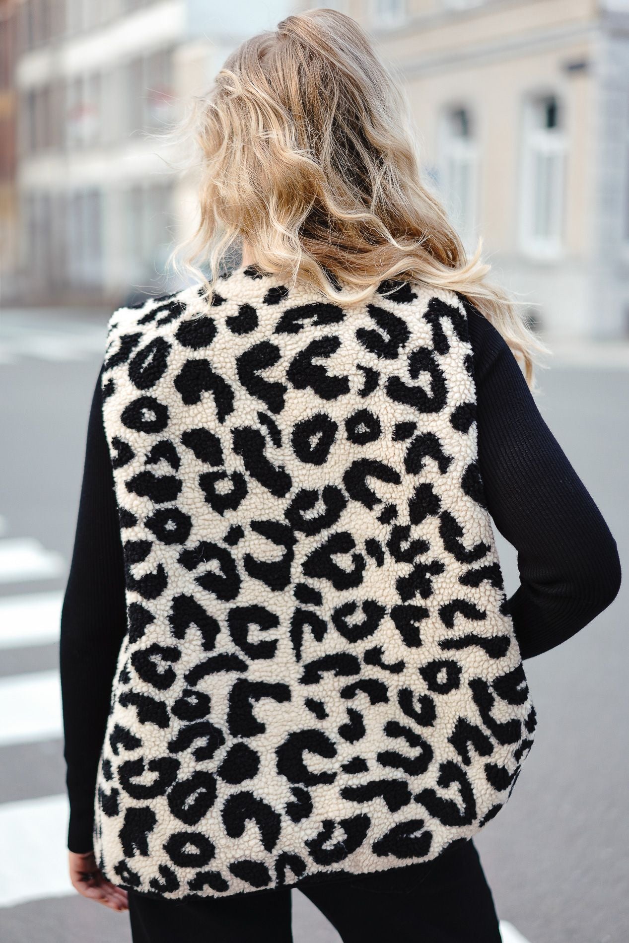 ALBANE mouwloos vest met luipaardprint