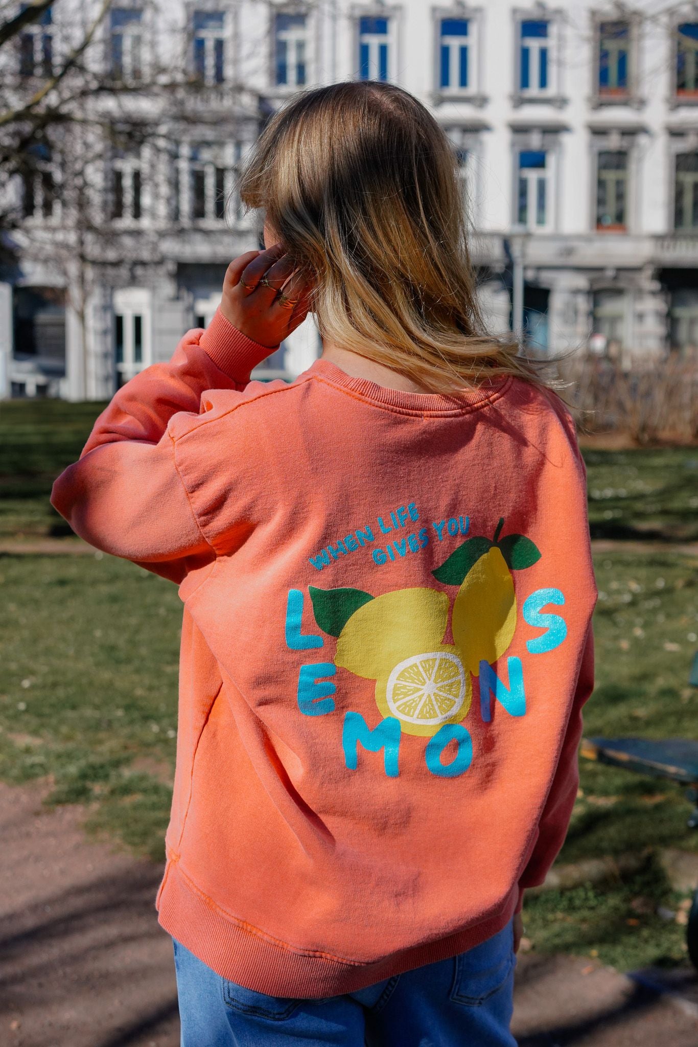 Sweat WHEN LIFE GIVES YOU LEMONS orange délavé