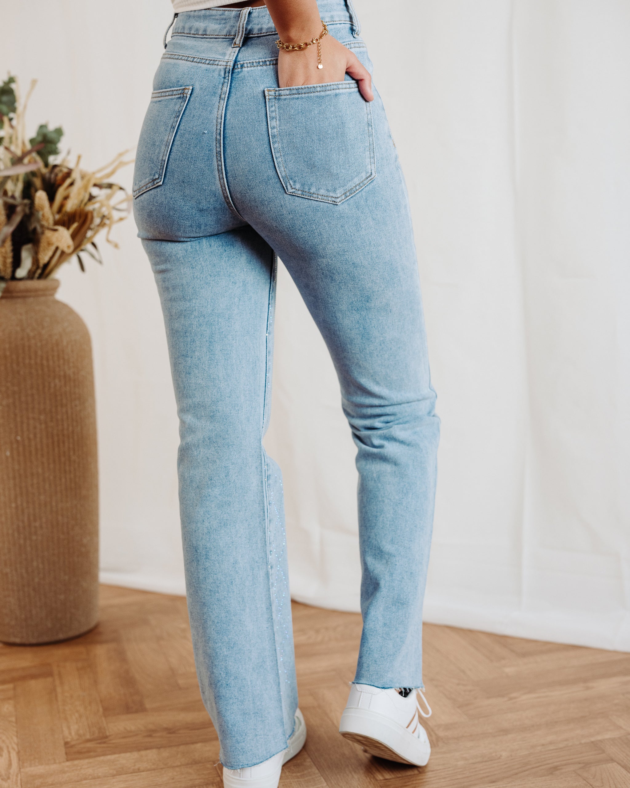 Jeans mit weitem Bein und Strasssteinen