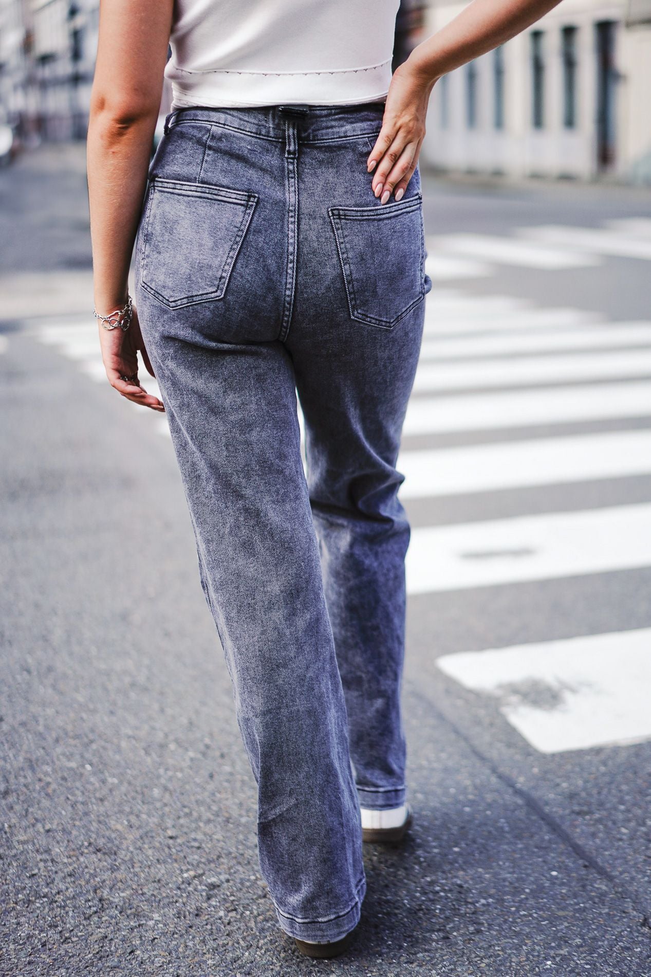 LYSHA graue Jeans mit weitem Bein