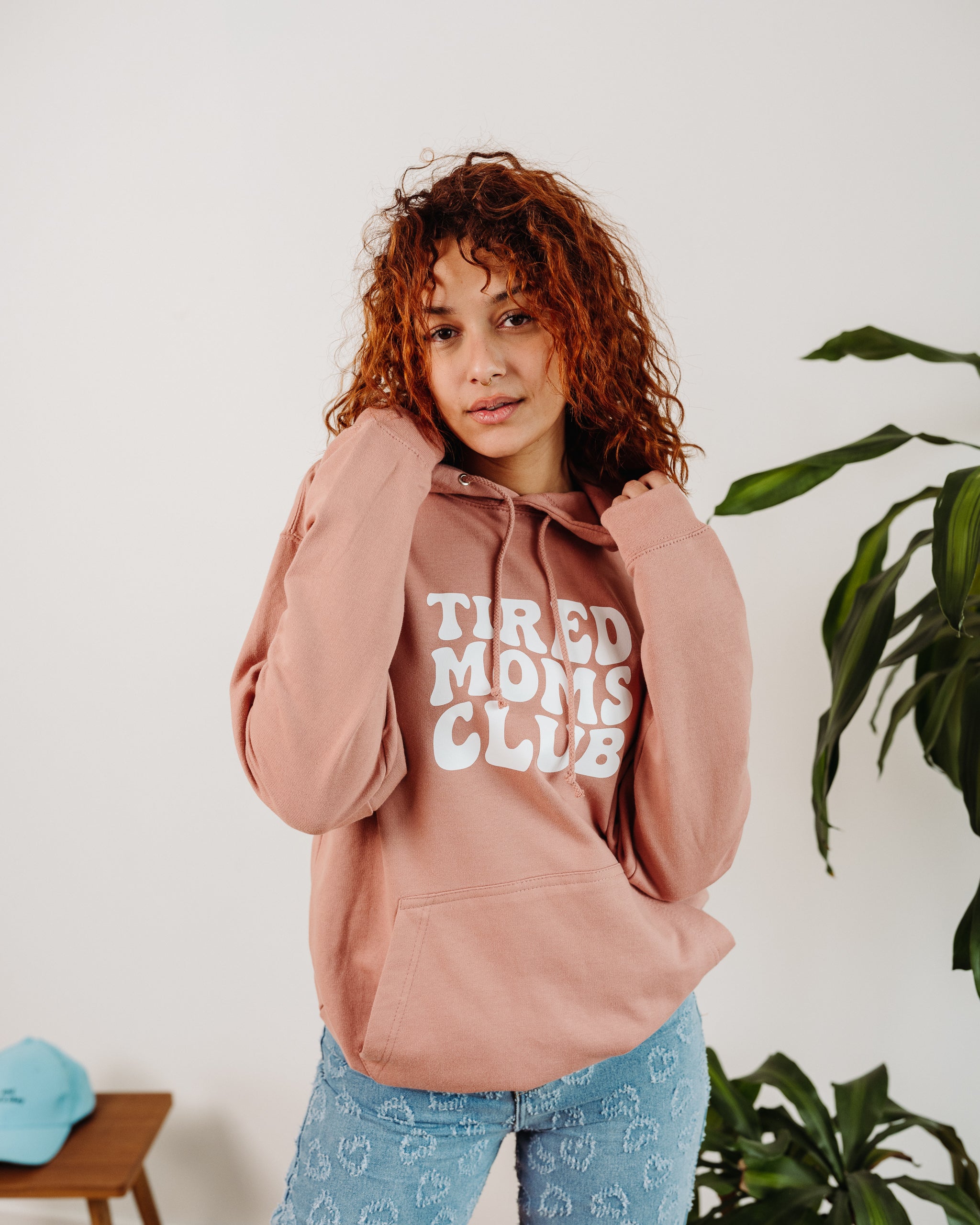 TIRED MOMS CLUB-sweatshirt met capuchon 