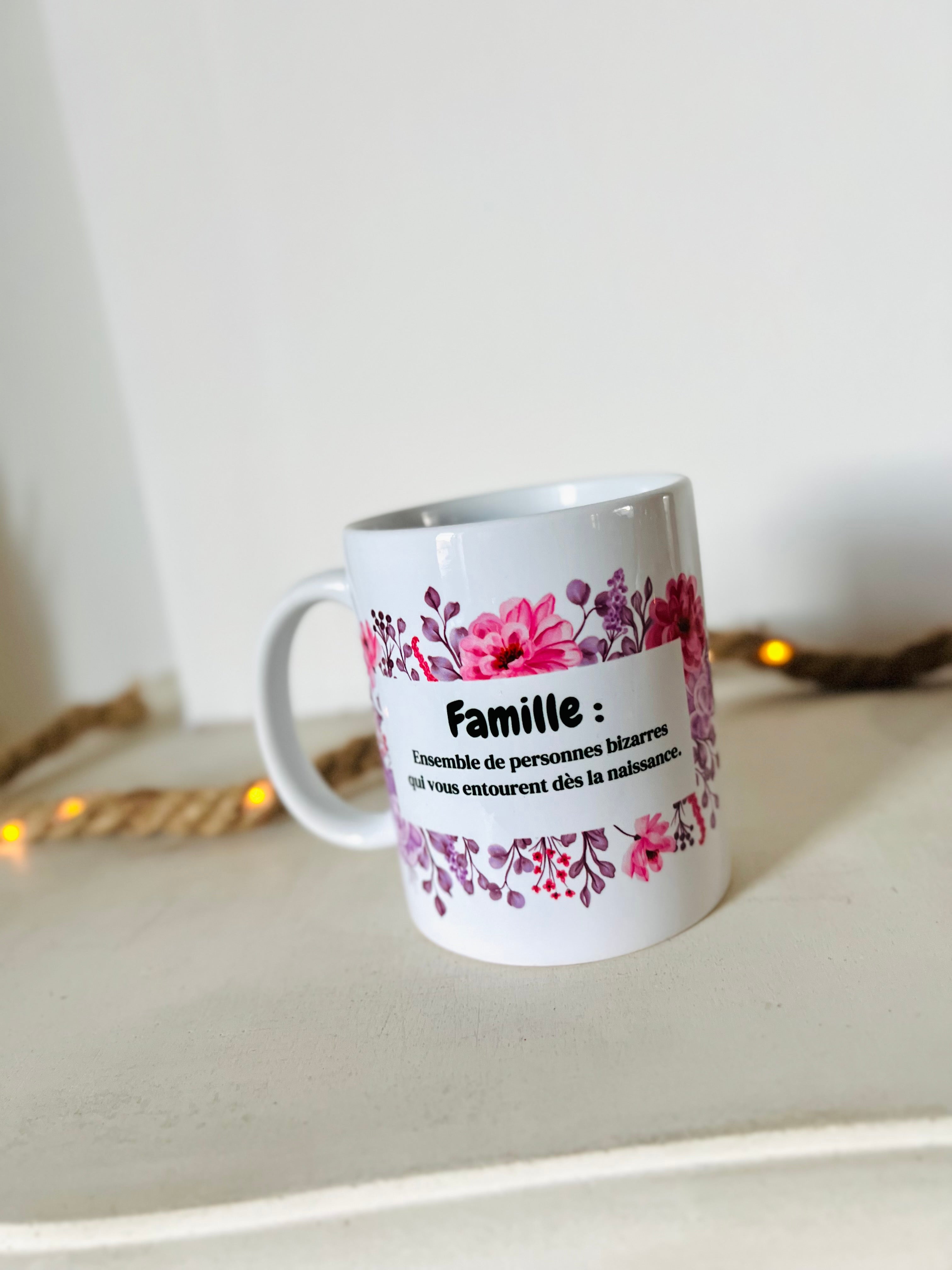 Mug FAMILLE : ENSEMBLE DE PERSONNES BIZARRES QUI VOUS ENTOURENT DES LA NAISSANCE