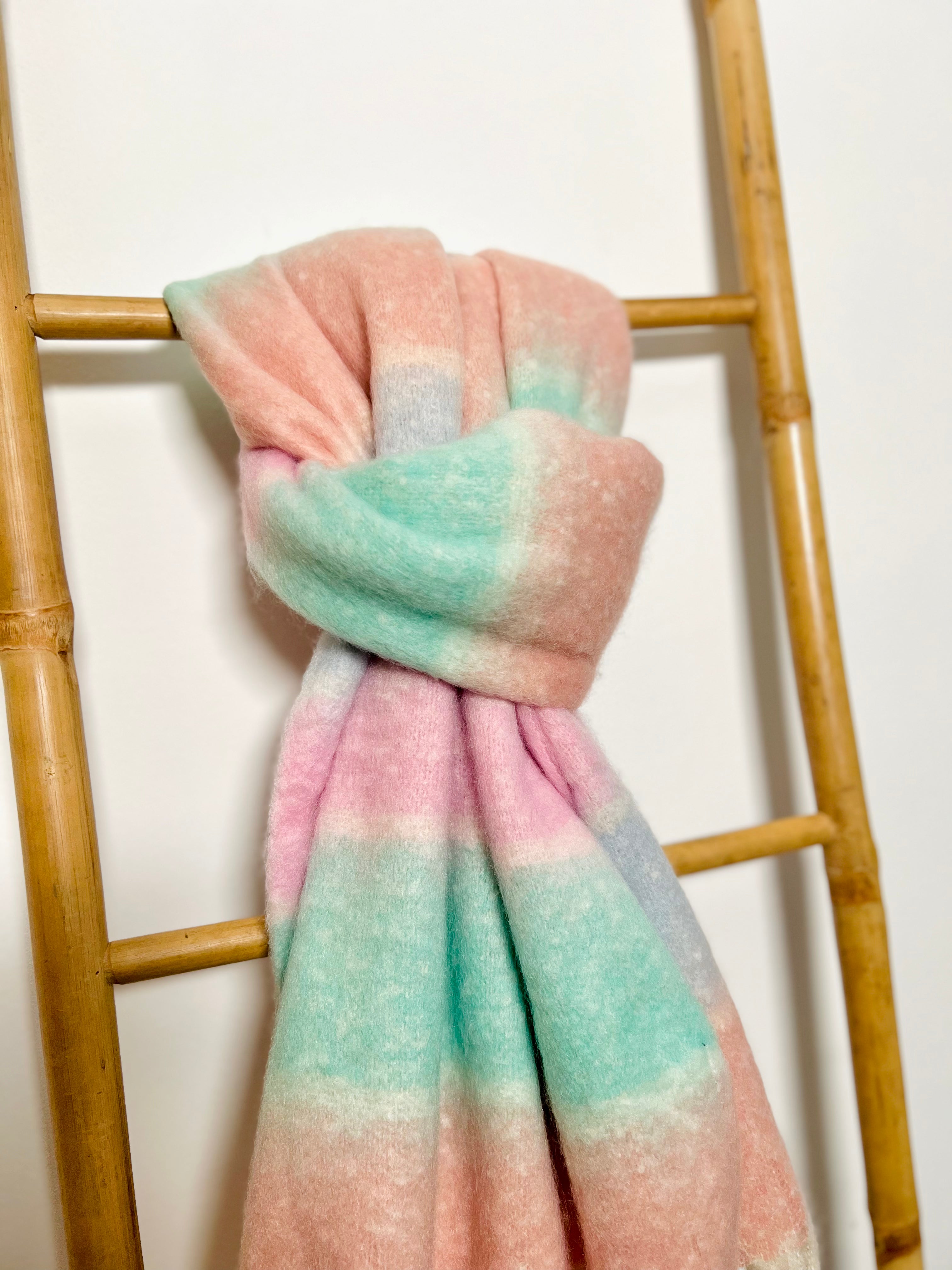 Écharpe couleurs pastel avec franges