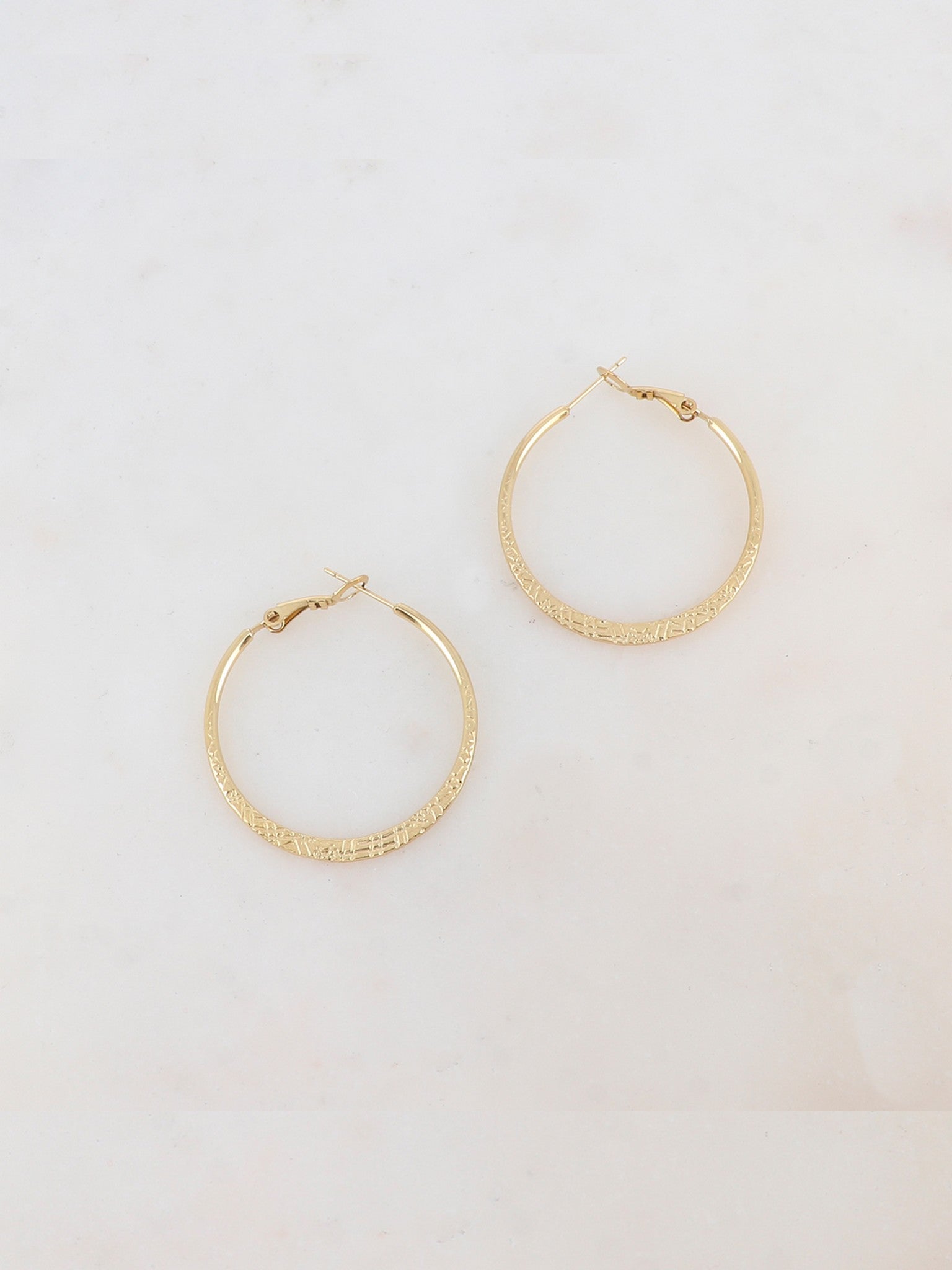 Boucles d'oreilles créoles texturées à cliquet